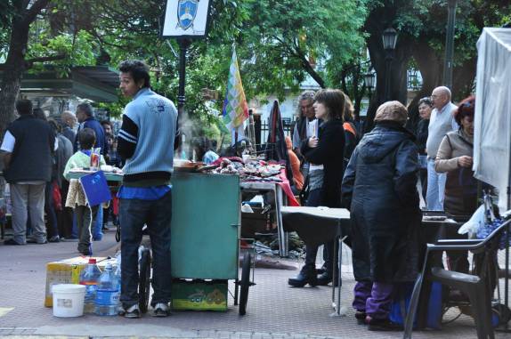 A sempre agitada Plaza Dorrego, coração do bairro de San Telmo, Buenos Aires, na Argentina